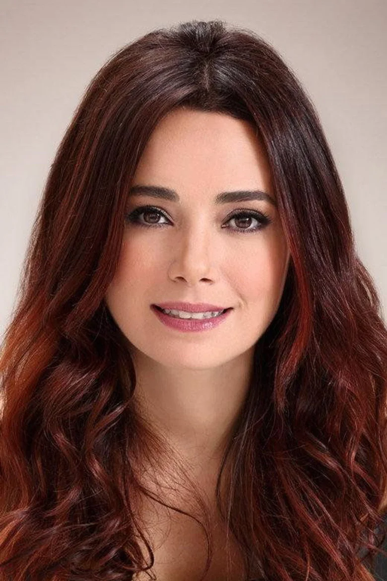 Özgü Namal biyografi fotoğrafı